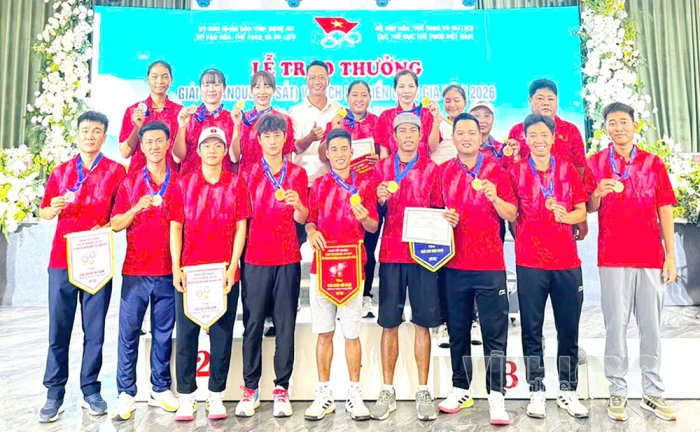 Đội Bi sắt Vĩnh Long hạng Nhất toàn đoàn Giải vô địch bãi biển quốc gia