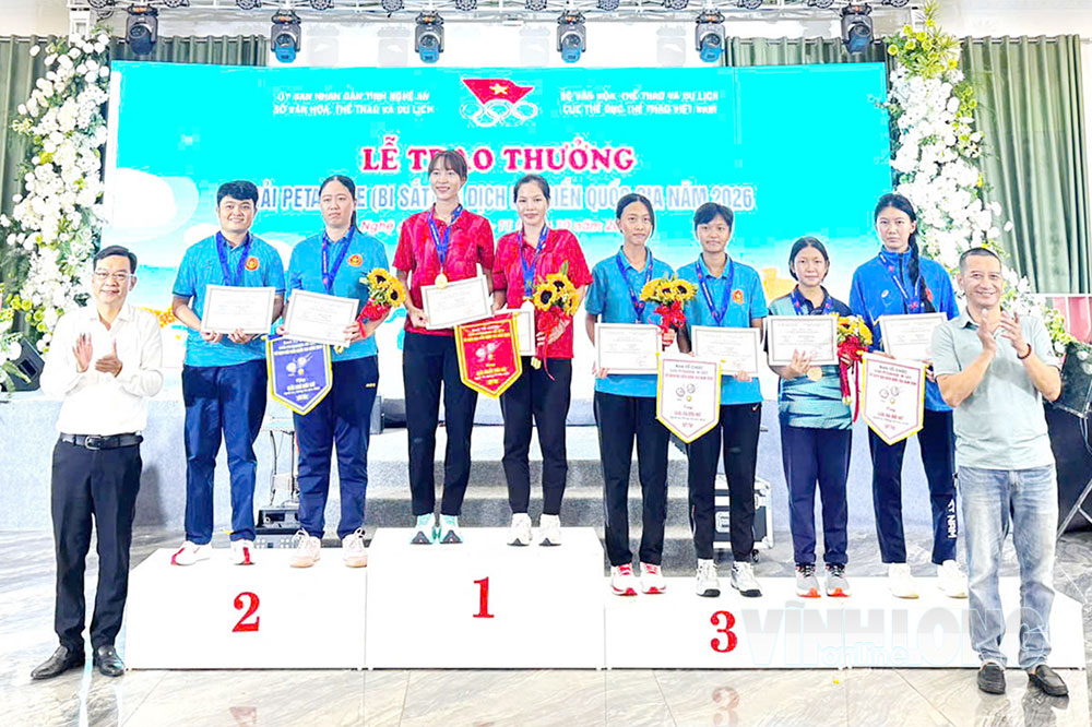 2 VĐV Kim Thị Thu Thảo và Cao Thanh Lan Anh của Vĩnh Long (áo đỏ) trên bục nhận HCV ở nội dung đôi nữ.