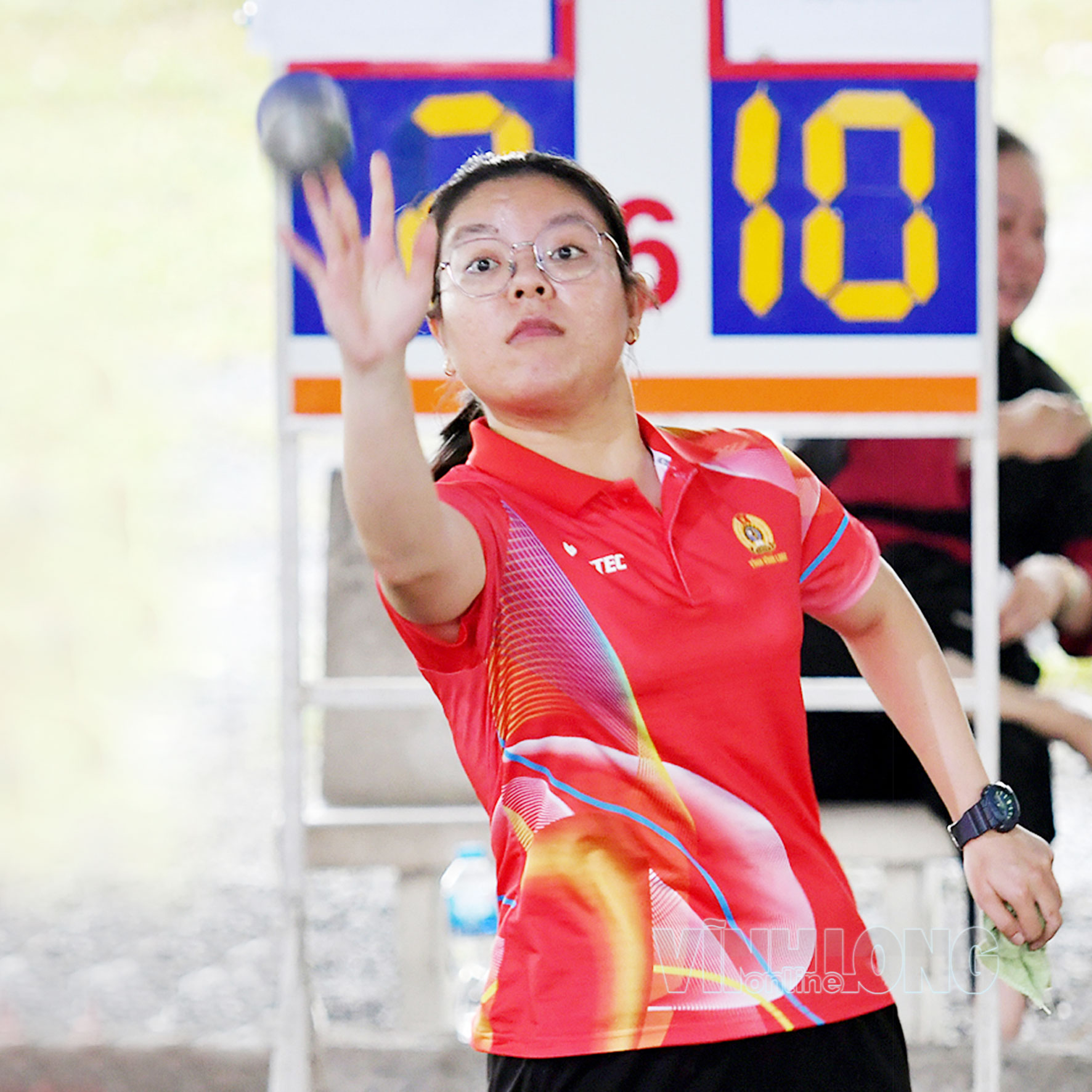 Cú ra tay khá dứt khoát của VĐV Nguyễn Thị Như Quỳnh, đơn vị Liên đoàn lao động tỉnh ở môn Bi sắt.
