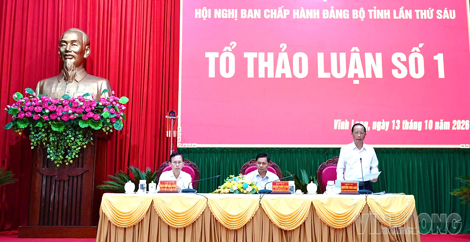 Bí thư Tỉnh ủy Trần Văn Lâu chủ trì Tổ thảo luận số 1.