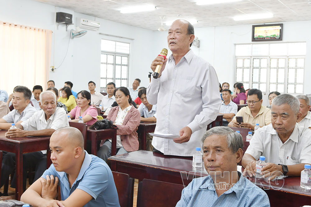 Cử tri Nguyễn Văn Phước- ấp Đại Mong nêu ý kiến tại hội nghị.