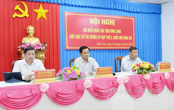 Bí thư Tỉnh ủy Trần Văn Lâu tiếp xúc cử tri xã Tiểu Cần