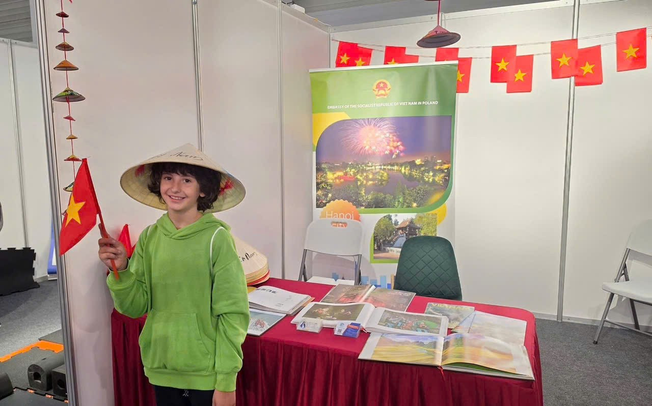 Bạn nhỏ Ba Lan thích thú với các sản phẩm trưng bày của Việt Nam tại gian hàng. (Ảnh: Đại sứ Việt Nam tại Ba Lan cung cấp)
