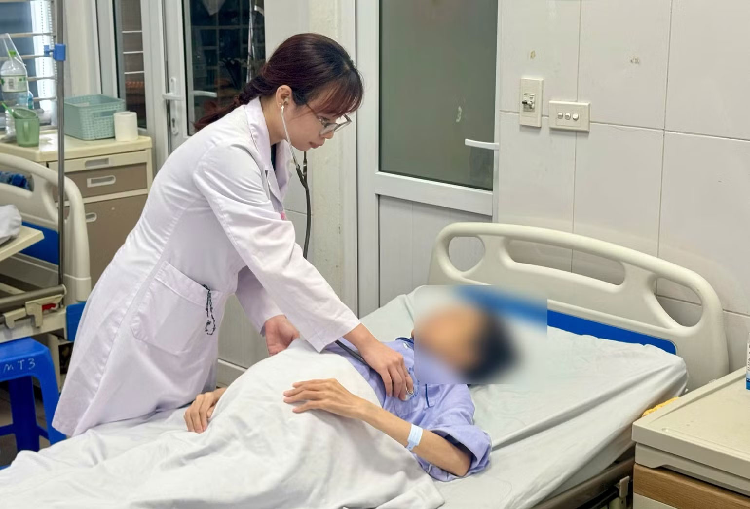Với người mắc bệnh mạn tính hoặc điều trị dài ngày thuộc danh mục quy định, phiếu chuyển giữa các cơ sở khám, chữa bệnh có giá trị 1 năm. (Ảnh minh họa nhandan.vn)