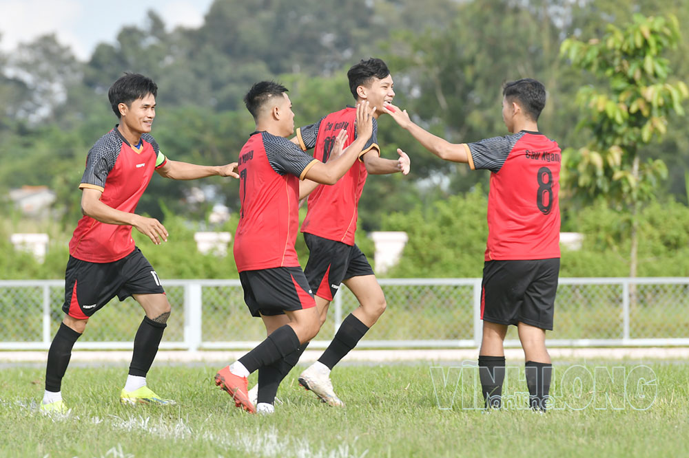 Niềm vui của đội Cụm 13- xã Cầu Ngang sau khi đội bạn có màn “đốt lưới nhà”.
