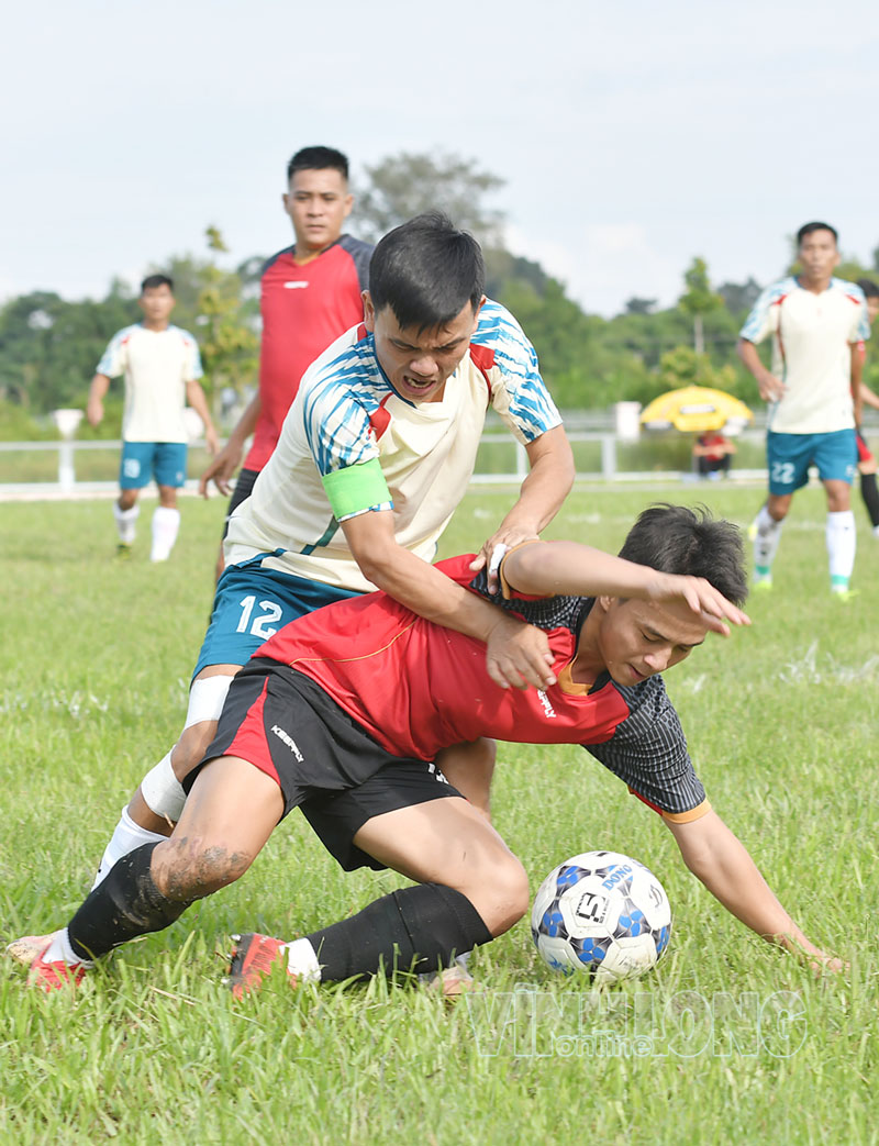 Tranh chấp quyết liệt trong môn Bóng đá nam.