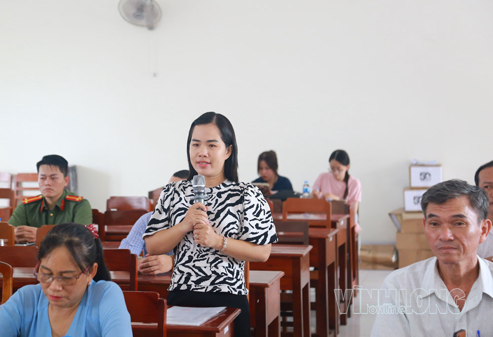 Cử tri nêu ý kiến, kiến nghị tại buổi tiếp xúc. Ảnh: NGUYỄN THỊNH