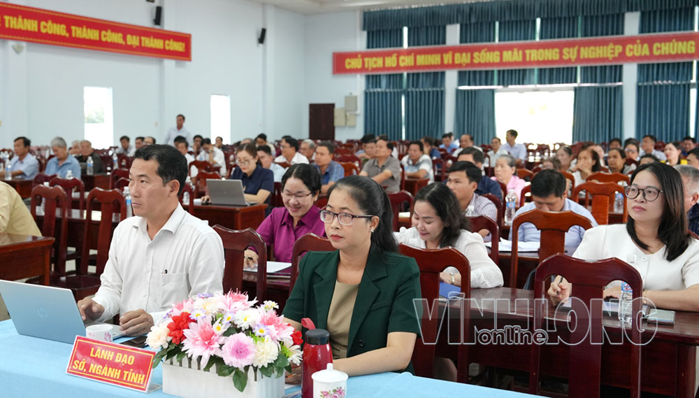 Cử tri xã Trung Thành thống nhất cao với các hoạt động của Đoàn ĐBQH tỉnh Vĩnh Long và dự kiến chương trình Kỳ họp thứ 2, Quốc hội khóa XVI. Ảnh: HẢI YẾN
