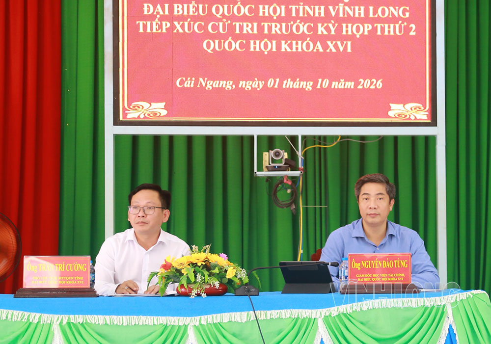 ĐBQH Đơn vị bầu cử số 2 tiếp xúc cử tri xã Cái Ngang. Ảnh: NGUYỄN THỊNH