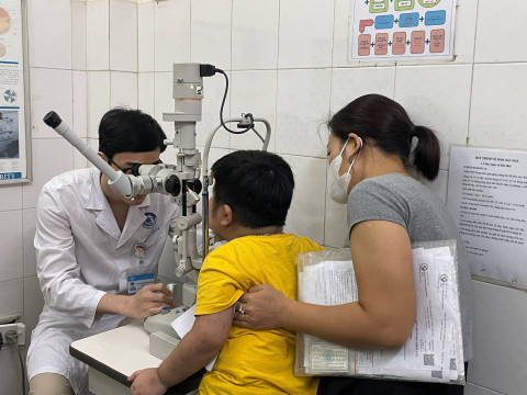 WHO khuyến cáo, nếu không có các biện pháp can thiệp và phòng ngừa hiệu quả, đến năm 2050, tỷ lệ trẻ em Việt Nam mắc cận thị có thể lên tới 90%. (Ảnh: THÁI BÌNH)