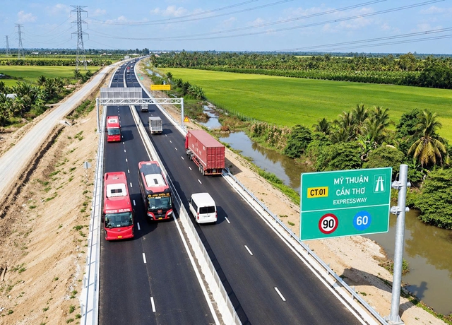 Cao tốc Mỹ Thuận - Cần Thơ có thể sẽ tạm dừng lưu thông trong 4 buổi tối để lao dầm cầu vượt.

ẢNH: THANH NAM


