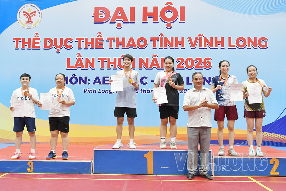 Ông Thái Anh Tuấn- Phó Giám đốc Trung tân Huấn luyện và Thi đấu thể thao Vĩnh Long trao giải nội dung đôi nữ.