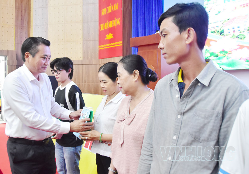 Phó Chủ tịch UBND tỉnh Nguyễn Quỳnh Thiện trao quà cho gia đình chính sách.