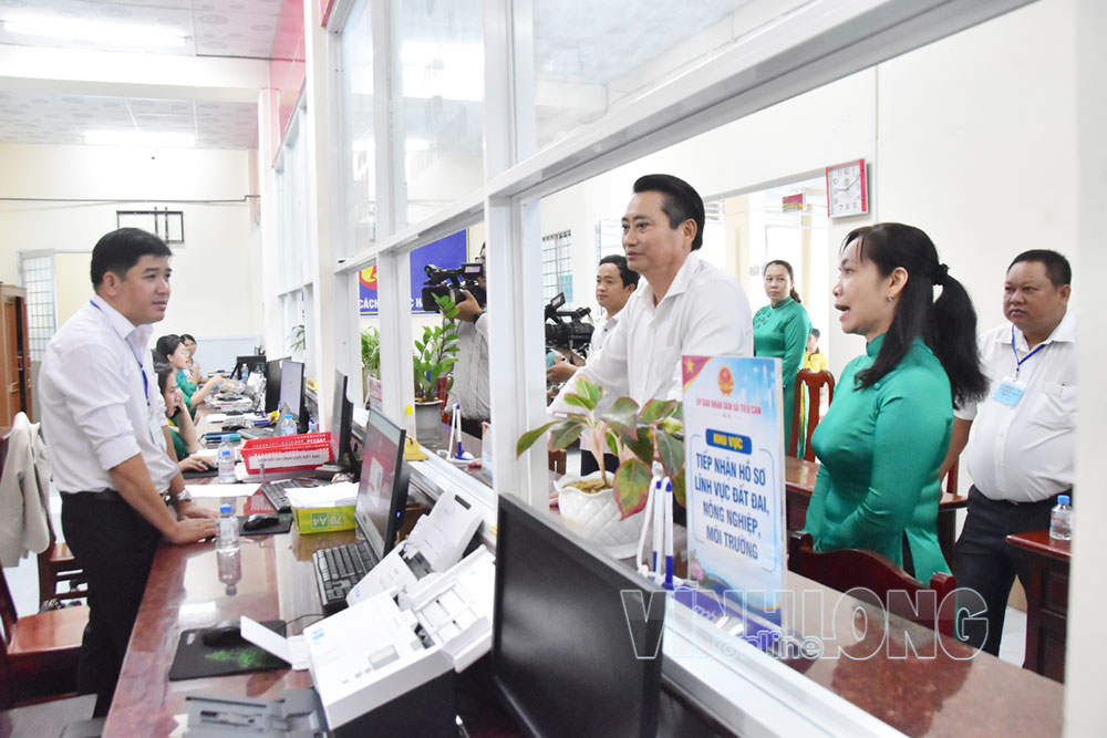 Phó Chủ tịch UBND tỉnh Nguyễn Quỳnh Thiện (thứ 4 từ phải sang) tham quan khu vực phục vụ hành chính công của xã Tiểu Cần.