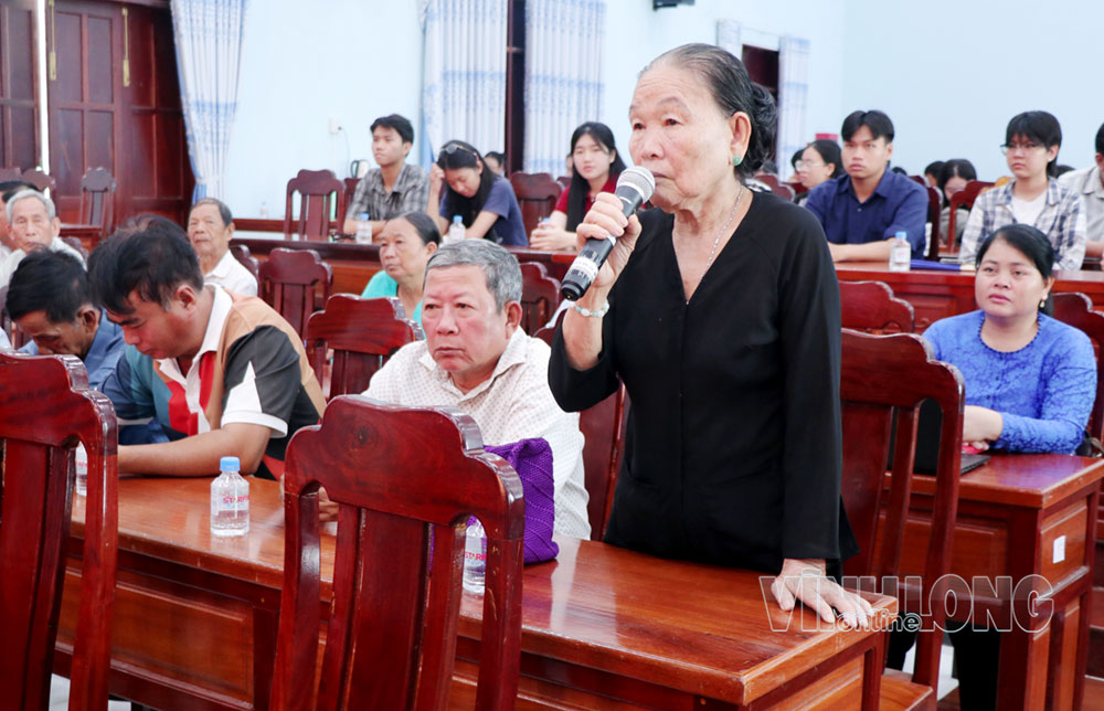 Cử tri Nguyễn Thị Vốn, ấp Đa Lộc ý kiến thực hiện chế độ đối với người cao tuổi. Ảnh: SƠN TUYỀN
