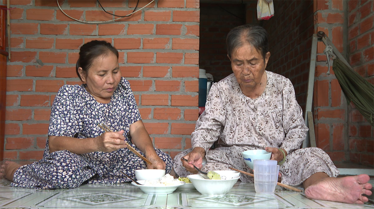 Chị Trần Thị Phỉ chỉ mong cho mẹ luôn khỏe để ở mãi bên mình.