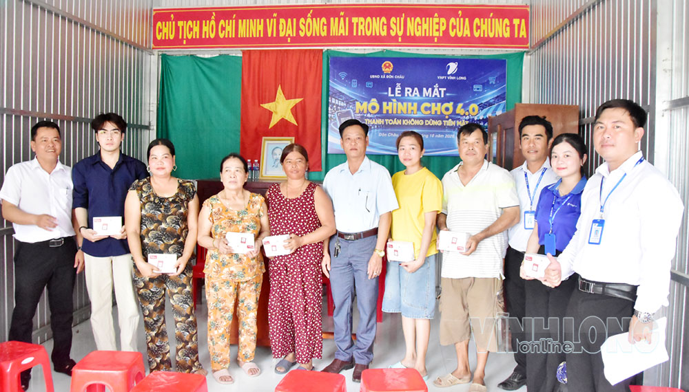 Các tiểu thương chợ Đôn Châu nhận lao thông báo thanh toán tại lễ ra quân.