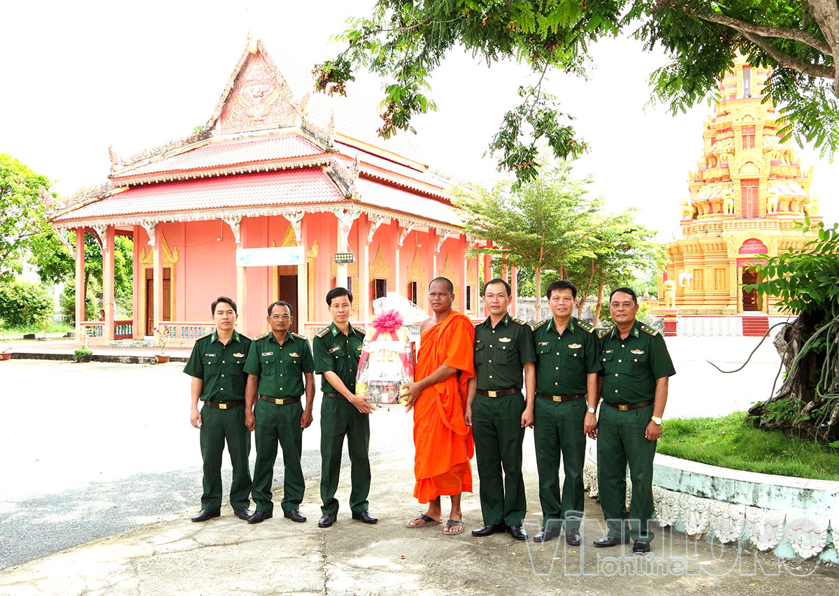
Đại tá Nguyễn Văn Triều, Phó Chính ủy Ban Chỉ huy BĐBP tỉnh VL thăm, tặng quà chùa Bông Sen nhân dịp lễ Sêne Đôlta.


