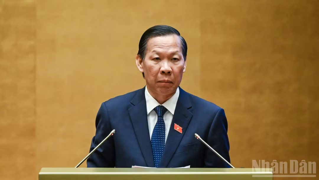 Chủ nhiệm Ủy ban Kinh tế và Tài chính của Quốc hội Phan Văn Mãi trình bày báo cáo thẩm tra. (Ảnh: DUY LINH)