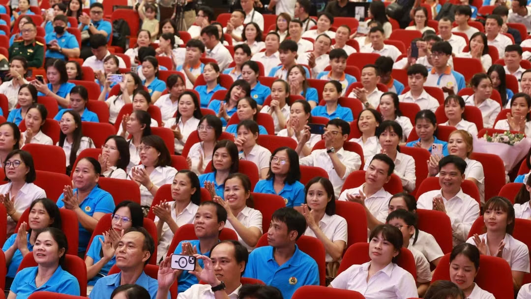 Đông đảo công nhân, lao động, cán bộ công đoàn tham dự chương trình. (Ảnh: HẢI NGUYỄN)