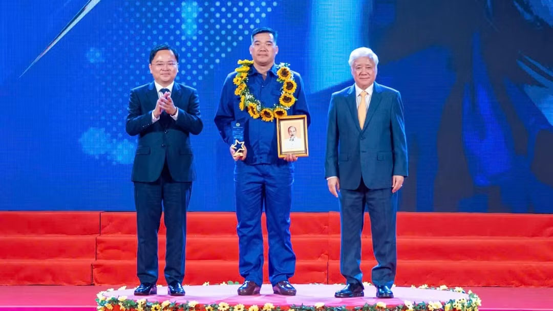 Phó Chủ tịch Thường trực Quốc hội Đỗ Văn Chiến và Chủ tịch Tổng Liên đoàn Lao động Việt Nam Nguyễn Anh Tuấn vinh danh Anh hùng lao động Phạm Đình Duẩn, Công ty cổ phần Than Vàng Danh. (Ảnh: HẢI NGUYỄN)