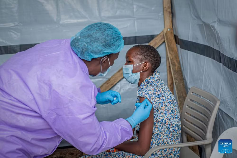 Một tình nguyện viên tham gia thử nghiệm lâm sàng nhận liều vaccine chống lại virus Ebola chủng Bundibugyo trong đợt thử nghiệm lâm sàng Tumaini ở Bunia, miền đông CHDC Congo. (Ảnh: Tân Hoa xã)