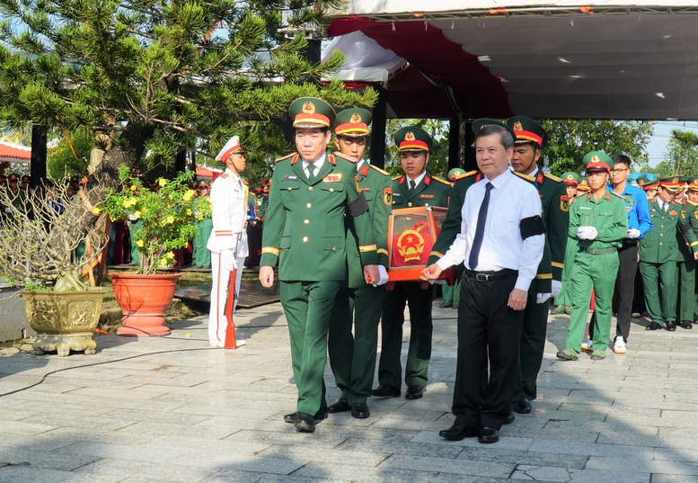 Trưởng Ban Nội chính Trung ương Lê Minh Trí và Thượng tướng Nguyễn Văn Gấu, Thứ trưởng Bộ Quốc phòng, di chuyển hài cốt liệt sĩ đến nơi an táng- Ảnh: Báo Cần Thơ

