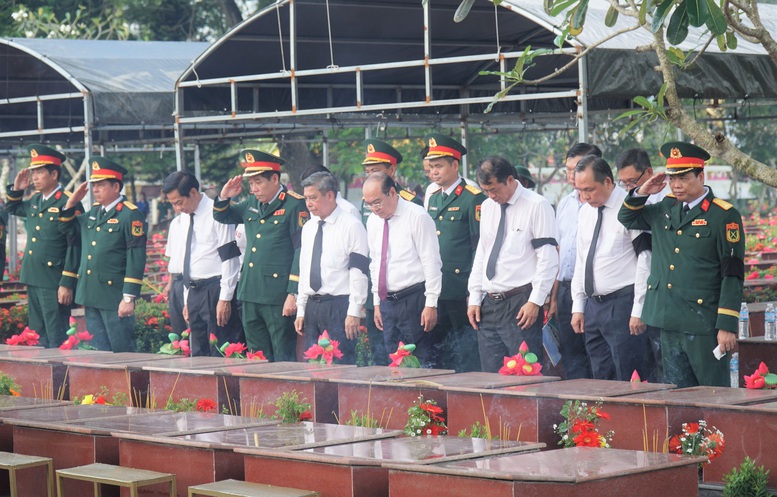 Các đại biểu mặc niệm tiễn biệt các liệt sĩ trong lễ an táng - Ảnh: Báo Cần Thơ

