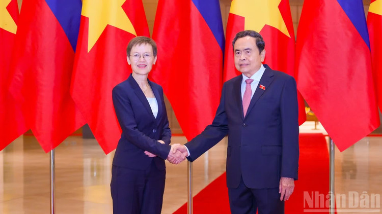 Chủ tịch Quốc hội Trần Thanh Mẫn và Thủ tướng Công quốc Liechtenstein Brigitte Haas. (Ảnh: THẾ ĐẠI)