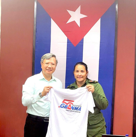Lãnh đạo tỉnh Granma trao quà tặng Đại sứ Lê Quang Long. (Ảnh: Đại sứ quán Việt Nam tại Cuba cung cấp)