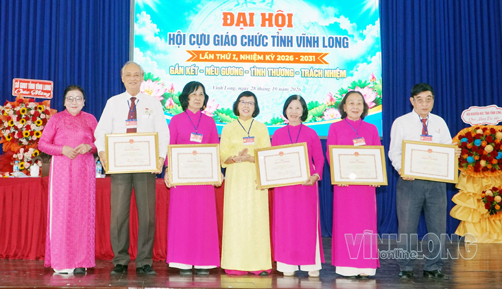 Trao bằng khen của Chủ tịch Hội Cựu giáo chức Việt Nam cho các tập thể, cá nhân có thành tích xuất sắc trong hoạt động Hội Cựu giáo chức tỉnh Vĩnh Long.