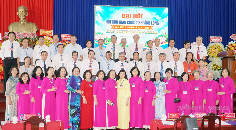 Ban Chấp hành Hội Cựu giáo chức tỉnh Vĩnh Long nhiệm kỳ mới ra mắt đại hội.