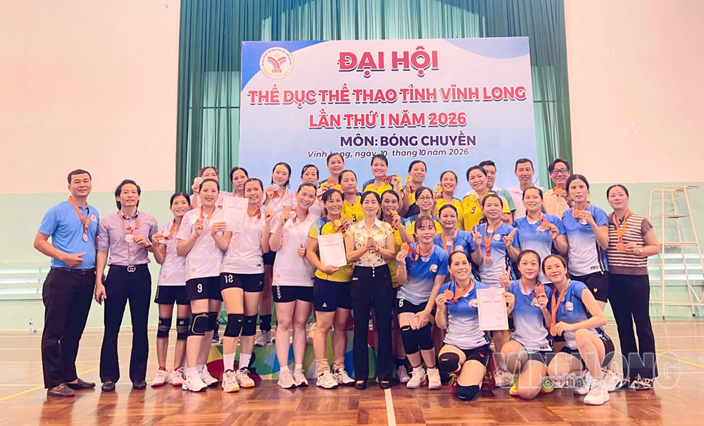 Các đội bóng chuyền nữ nhận giải và chụp ảnh lưu niệm với Ban Tổ chức.