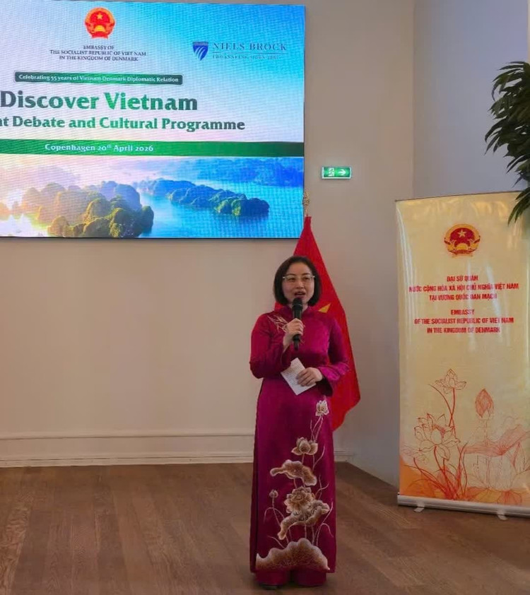 Đại sứ Việt Nam tại Đan Mạch Nguyễn Lê Thanh phát biểu tại “Cuộc thi hùng biện về tương lai tăng trưởng xanh Việt Nam” - một chương trình tìm hiểu về Việt Nam cho học sinh tại Đan Mạch. (Ảnh: Đại sứ quán Việt Nam tại Đan Mạch cung cấp)
