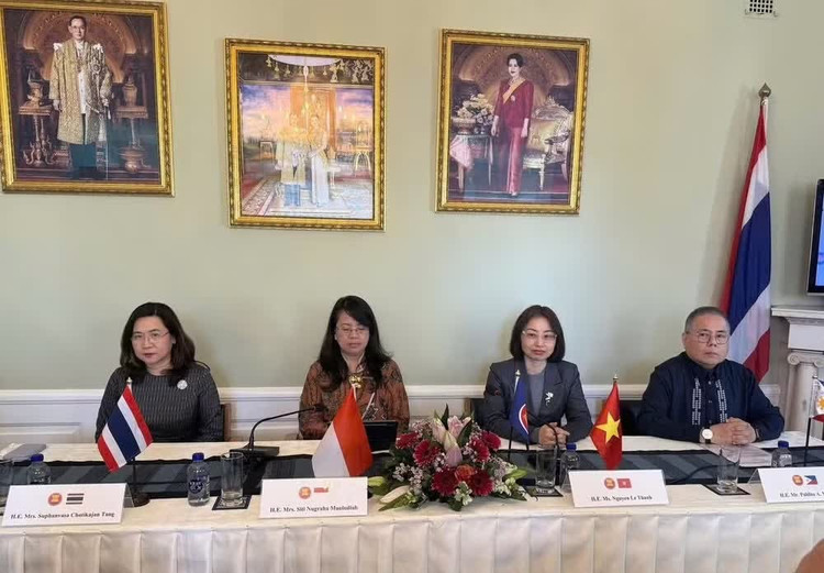 Đại sứ Nguyễn Lê Thanh (thứ 2 từ phải qua) và Đại sứ các nước ASEAN khác chủ trì Hội thảo “ASEAN-Đan Mạch: Hợp tác vì tương lai”. (Ảnh: Đại sứ quán Việt Nam tại Đan Mạch cung cấp)
