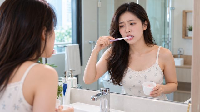 Chảy máu khi đánh răng khiến nhiều người ngừng chải. Tuy nhiên, điều này có thể làm viêm nặng hơn.
ẢNH: L.Y TẠO TỪ CHATGPT