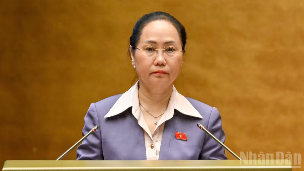 Bộ trưởng Văn hóa, Thể thao và Du lịch Lâm Thị Phương Thanh, thừa ủy quyền của Thủ tướng Chính phủ, trình bày Tờ trình về dự án Luật Phát triển công nghiệp văn hóa. (Ảnh: THỦY NGUYÊN)