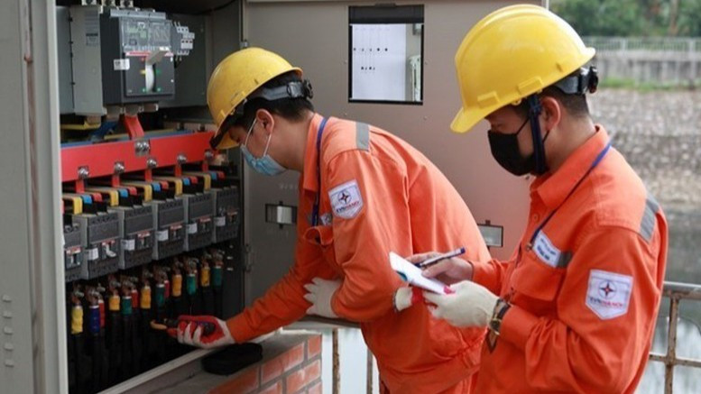 EVN khẩn trương rà soát, tính toán, tiết kiệm tối đa chi phí để có phương án giảm giá bán lẻ điện bình quân nhằm hỗ trợ, bảo đảm an sinh xã hội cho người dân, doanh nghiệp. (Ảnh: VGP)
