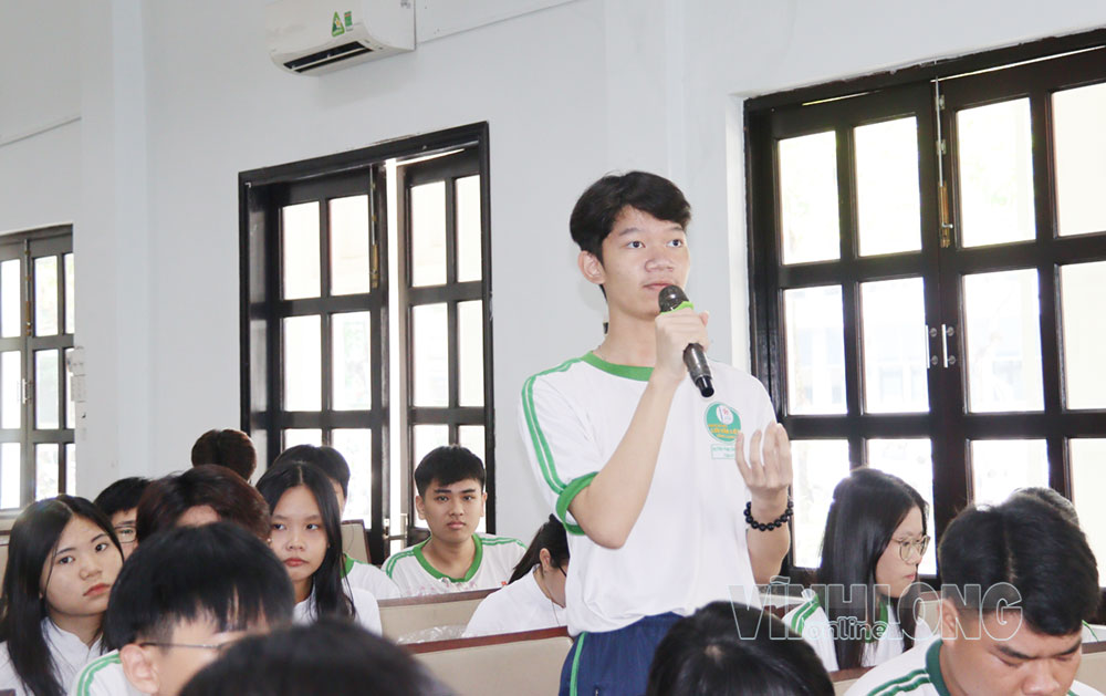 Học sinh trao đổi cách xử lý tình huống liên quan đến bạo lực học đường.