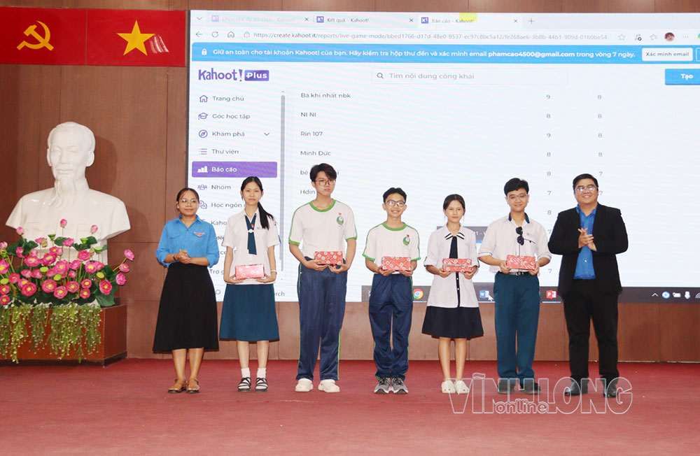 Trao thưởng cho học sinh xuất sắc trong phần mini game về xây dựng tình bạn đẹp, phòng, chống bạo lực học đường.