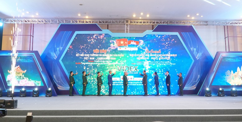 Các đại biểu thực hiện nghi thức khai mạc hội chợ. Ảnh: BQP

