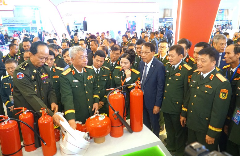 Các đại biểu tham quan gian hàng tại hội chợ. Ảnh: BQP

