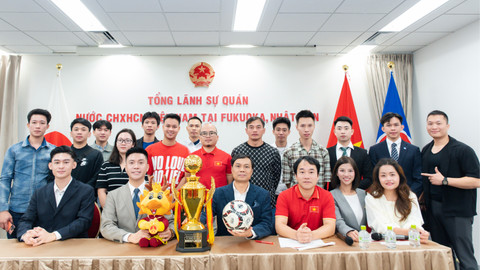 Ban tổ chức đã giới thiệu và tiến hành Lễ bốc thăm chia bảng Giải bóng đá “Đại đoàn kết Kyushu, Nhật Bản 2026” - một trong những hoạt động thể thao trọng tâm của Ngày hội Đại đoàn kết năm nay. (Ảnh: Ban tổ chức cung cấp)
