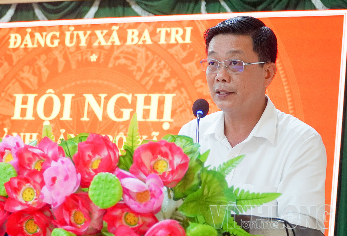 Bí thư Đảng ủy xã Ba Tri Nguyễn Văn Chính chỉ đạo tại hội nghị.