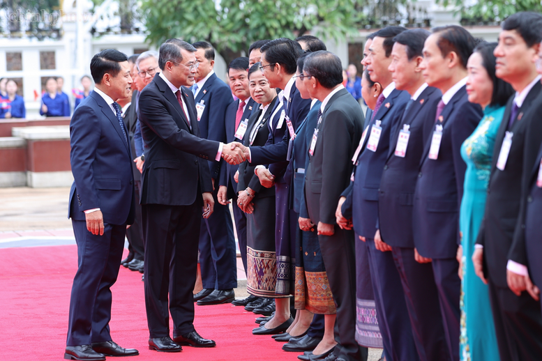 Thủ tướng Chính phủ Lào Saleumxay Kommasith giới thiệu với Thủ tướng Lê Minh Hưng thành phần phía Lào tham dự Lễ đón - Ảnh: chinhphu.vn/Nhật Bắc

