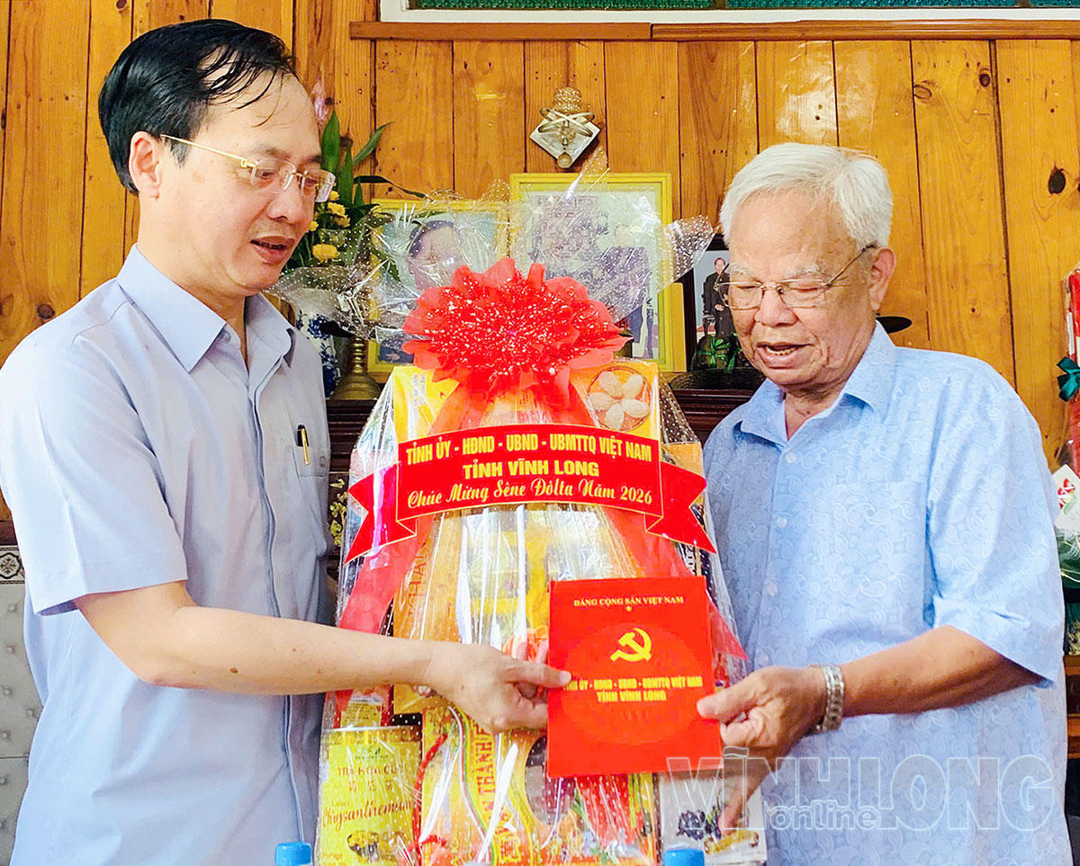 Chủ tịch UBND tỉnh Vĩnh Long Trần Trí Quang tặng quà Sêne Đôlta cho ông Dương Văn Tầng.