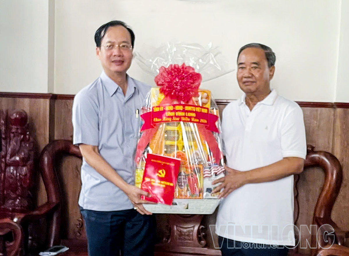 Chủ tịch UBND tỉnh Vĩnh Long Trần Trí Quang tặng quà Sêne Đôlta cho ông Thạch Hel. 