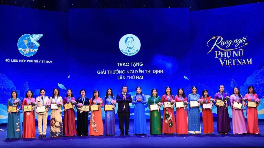 Phó Thủ tướng Thường trực Chính phủ Phạm Gia Túc và Chủ tịch Hội Liên hiệp Phụ nữ Việt Nam Lê Thị Thủy trao Giải thưởng Nguyễn Thị Định lần thứ hai tặng các cán bộ Hội tiêu biểu. (Ảnh: TUẤN ANH)