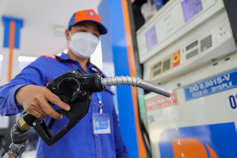 Kéo dài thời hạn áp dụng thuế nhập khẩu ưu đãi, thuế BVMT, thuế GTGT đối với xăng, dầu đến hết năm 2026

