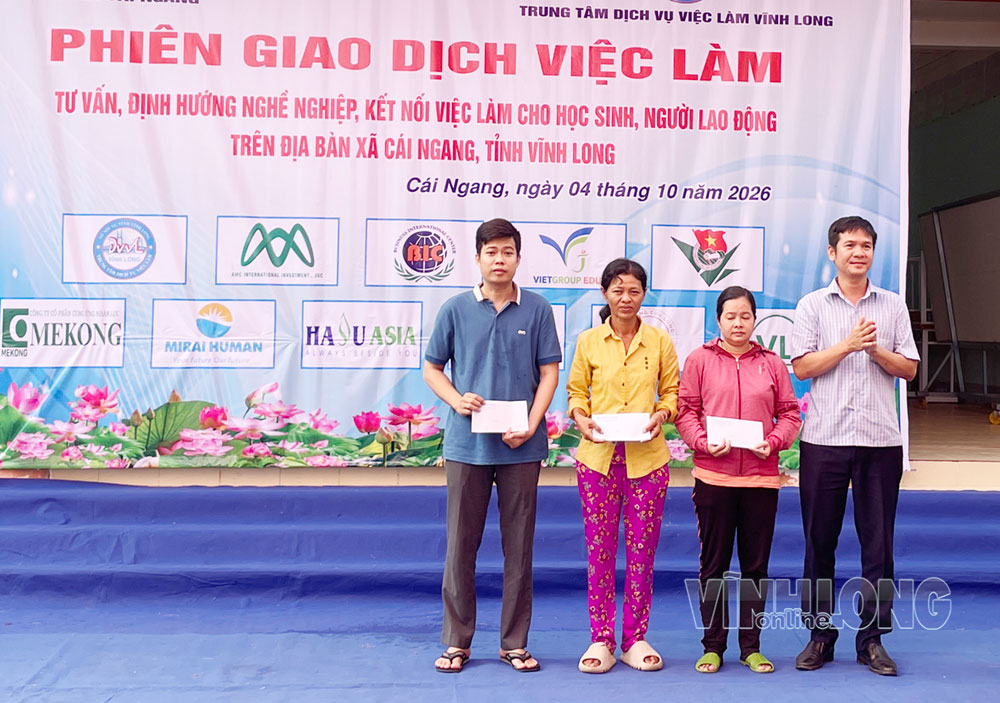Ban tổ chức trao quà cho người lao động khó khăn.